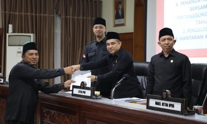 Ketua Pansus, Alizarman menyerahkan laporan hasil pembahasan pada Ketua DPRD Bukittinggi, Benny Yusrial.