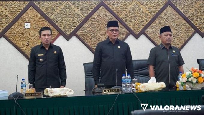Wawako Padang, Ekos Albar, Syafrial Kani (Ketua) dan Arnedi Yarmen (wakil ketua) pada pembukaan rapat paripurna, Senin. (humas)