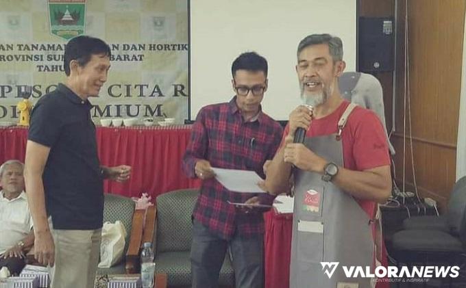 Asesor Certified BNSP dan Pemerhati Kopi, Surip Mawardi jelaskan soal pemenang Lomba Ragam Cita Rasa Kopi Premium yang digelar Dewan Kopi Indonesia Sumatera Barat, di Politeknik Pertanian Negeri Payakumbuh, Rabu (15/11/2023). (humas)