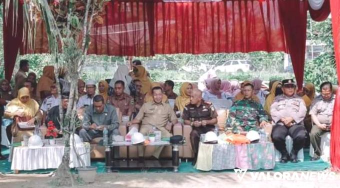 Bupati Rusma Yul Anwar, bersama Forkopimda, meletakkan batu pertama, pembangunan pengembangan Puskesmas Lumpo, Kecamatan IV Jurai, Senin (19/8/2024). FOTO: Dok Diskominfo Pessel