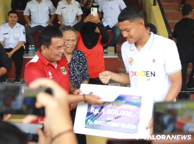 Open Turnamen Bupati Cup 2024, kategori U 13, U 15 dan U 17 di Kabupaten Pesisir Selatan (Pessel), Sumatera Barat, resmi dibuka Coach Indra Syafri. FOTO: Dok Diskominfo Pessel