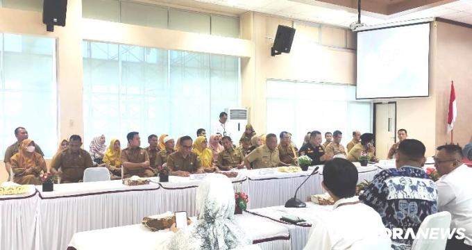 Bupati Rusma Yul Anwar dan Kepala Daerah Kabupaten/Kota se Sumbar menyerahkan LKPD Tahun 2023 kepada BPK-RI Perwakilan Sumbar di Padang, Senin (18/3/2024). FOTO: Dok Diskominfo