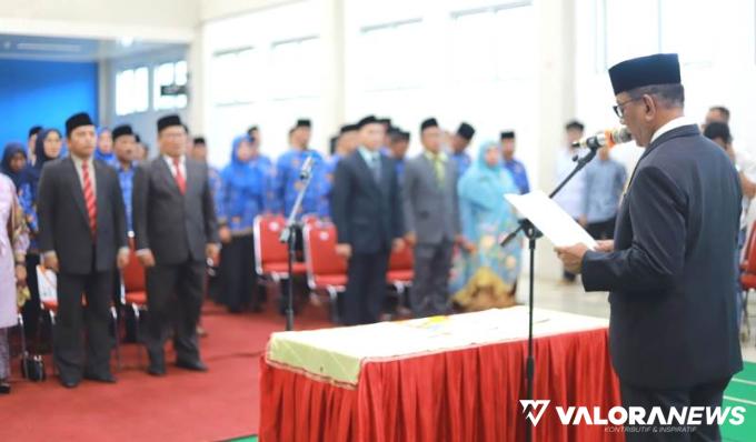 Bupati Rusma Yul Anwar, melantik 9 orang PTT Pratama, dan 46 orang Pejabat Administrator dan Pejabat Pengawas di Lingkungan Pemkab Pessel, Sumatera Barat, Jumat (9/8/2024). FOTO: Dok Diskominfo Pessel