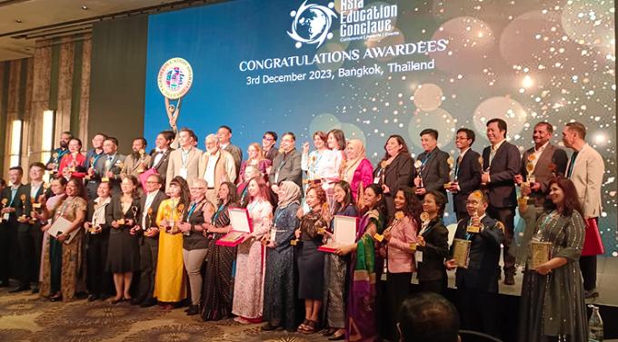 Jajaran Dinas Pendidikan Sumbar bersama delegasi negara berbagai dunia dalam agenda internasional.