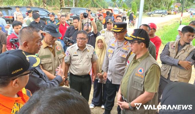 Kepala BNPB Letjend TNI Suharyanto, mengunjungi langsung lokasi bencana banjir dan tanah longsor yang melanda Kabupaten Pesisir Selatan, baru - baru ini. FOTO: Dok Diskominfo Pessel Bencana