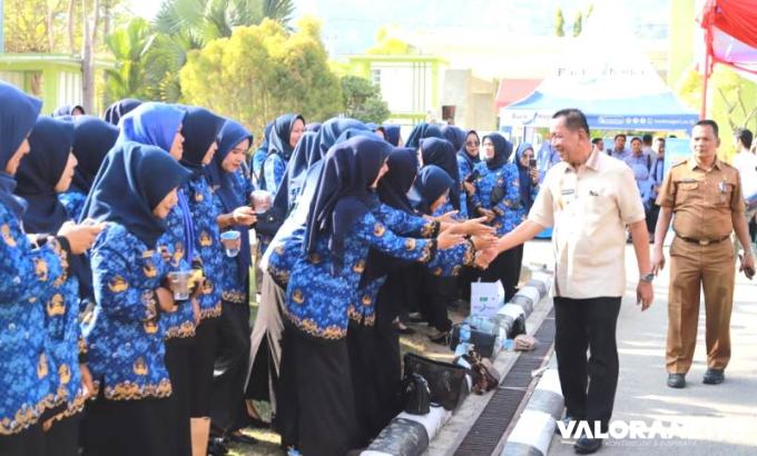 Bupati Rusma Yul Anwar menyerahkan SK PPPK, kepada 2.021 Tenaga Kesehatan dan Guru, Formasi Tahun 2023 di daerahnya, pada Senin 29 Juli 2024, lalu. FOTO: Dok Diskominfo Pessel