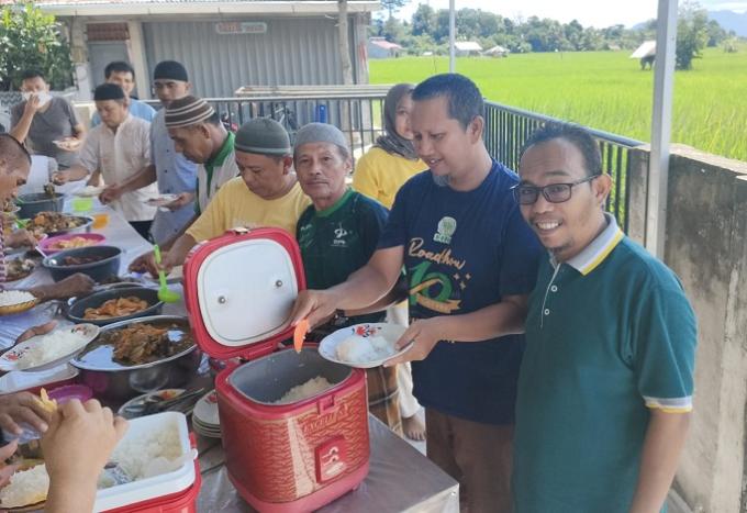 Menikmati makan siang bersama usai pelaksanan shalat Dzuhur di Mushalla Ali Bin Said, Kamis.