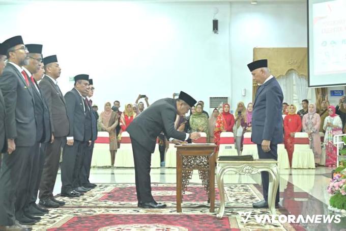 Gubernur Sumatera Barat Mahyeldi Ansharullah melantik Era Sukma Munaf menjadi Pjs Bupati Pessel, di Auditorium Istana Gubernur Sumbar, Padang, Selasa (24/9/2024). FOTO: Dok Diskominfo Pessel