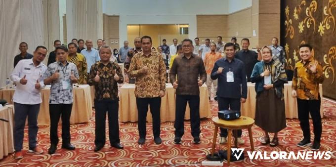 Ketua DPRD Padang, Syafrial Kani beserta narasumber dan peserta  Bimtek pendalaman tugas pimpinan dan anggota DPRD Padang di salah satu hotel di Bukittinggi, Selasa (24/10/2023).