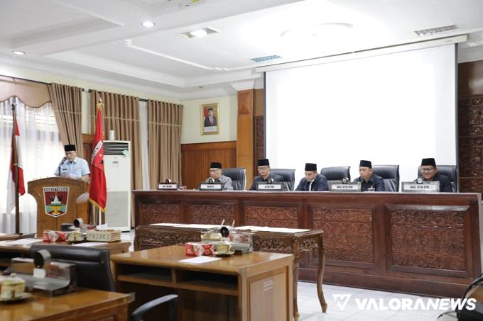 Juru bicara Fraksi Gerindra DPRD Bukittinggi, membacakan pandangan akhir fraksinya terhadap APBD 2024 pada rapat paripurna, Kamis. (hamriadi)