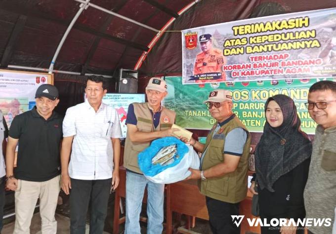 Pemkab Pessel menyerahkan bantuan bagi masyarakat korban bencana Galodo Lahar Gunung Marapi di Kabupaten Agam, Tanah Datar dan Kota Padang Panjang, Sabtu (18/05/2024). FOTO: Dok Diskominfo Pessel