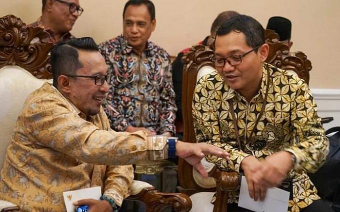 Bupati Tanah Datar, Eka Putra berdialog santai disela kegiatan penyerahan penghargaan TPID Award 2022 di Istana Presiden, Kamis. (humas)