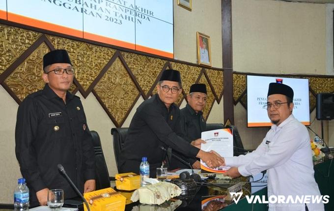 Sekretaris DPRD Padang, Hendrizal Azhar menyerahkan hasil pembahasan Perda PDRD pada Ketua DPRD, Syafrial Kani, dalam rapat paripurna, Jumat.