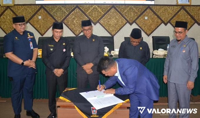 Wakil Ketua DPRD Padang, Ilham Maulana tandatangani nota persetujuan APBD Padang 2024 usai rapat paripurna, Kamis. (humas)