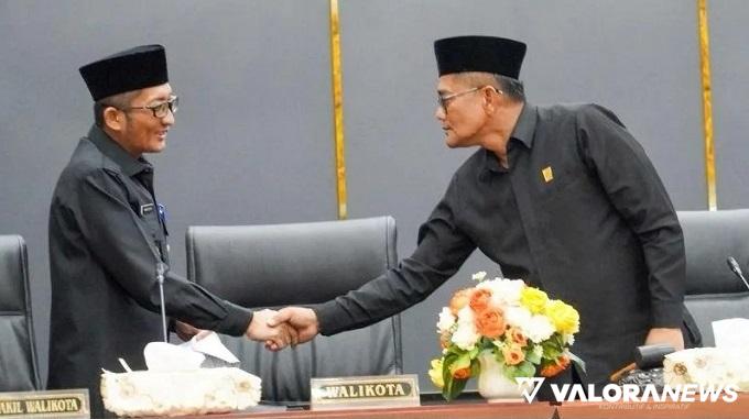 Ketua DPRD Padang, Syafrial Kani menyambut kehadiran Wako Padang, Hendri Septa pada rapat paripurna, Senin.