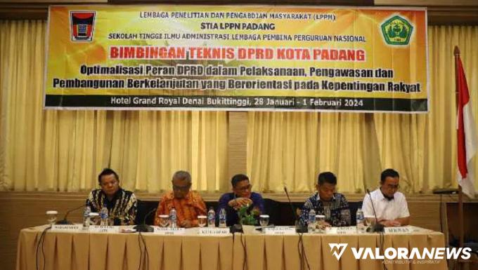 Unsur pimpinan DPRD Padang bersama Sekwan, Hendrizal Azhar pada kegiatan Bimtek di Bukittinggi. (humas)