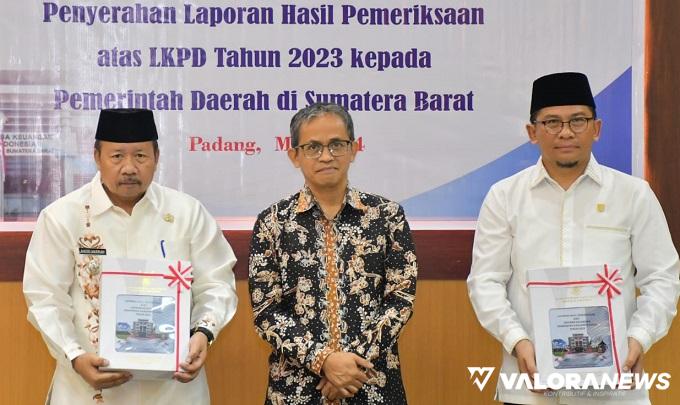 Bupati Agam, Andri Warman, Arif Agus (kepala BPK Sumbar), Novi Irwan (ketua DPRD) foto bersama usai  menerima hasil pemeriksaan terhadap LKPD Agam Tahun 2023, di Padang, Jumat. (humas)