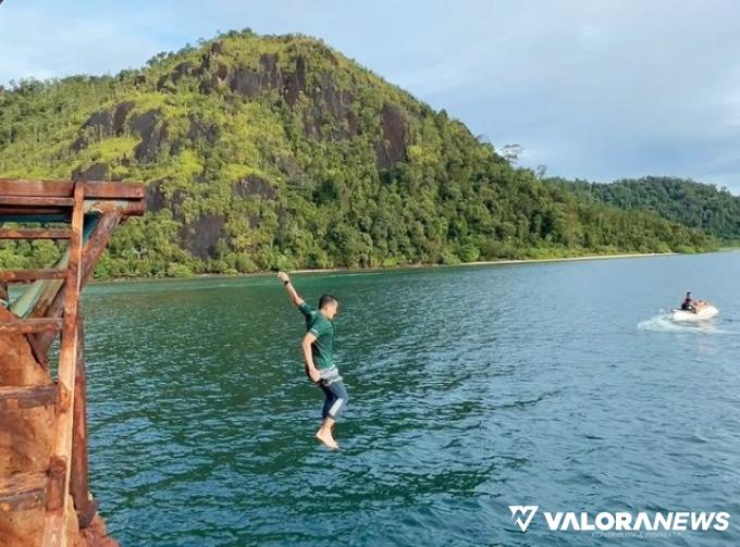 Menteri Sandiaga Uno mencoba sensasi cliff jumping pulau Sironjong Kecil. Foto: Dok IG alessandro_satri