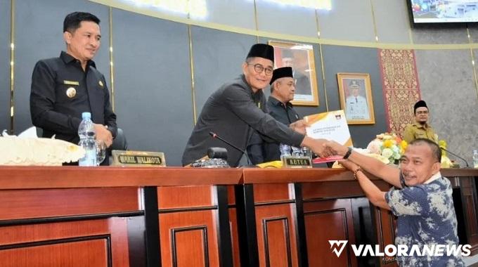 Anggota Fraksi Golkar DPRD Padang, Jumadi rapat paripurna dengan agenda Ranperda Laporan Pertanggungjawaban Pelaksanaan APBD tahun anggaran 2023, Selasa. (humas)