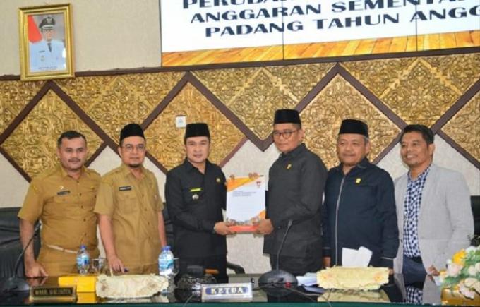 Ketua DPRD Padang, Syafrial Kani menyerahkan hasil pengesahan Perubahan KUA PPAS Padang 2023 pada Wawako Padang, Ekos Albar pada rapat paripurna, Senin.