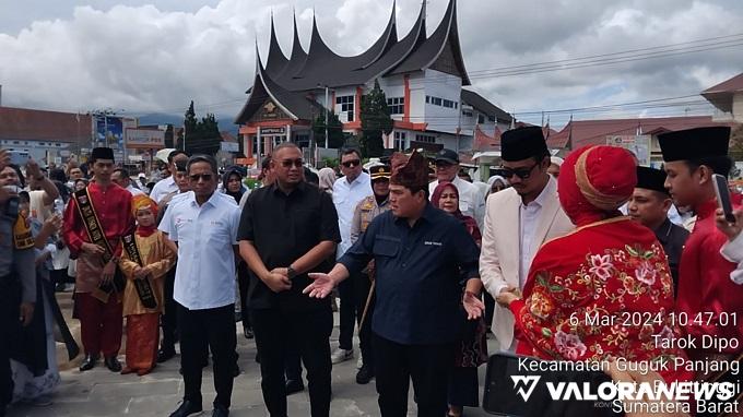 Menteri BUMN, Erick Thohir dan rombongan, jelang peresmian Stasiun Lambung di Bukititnggi, Kamis.
