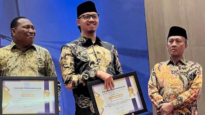 Wako Bukittinggi, Erman Safar bersama kepala daerah lainnya di Indonesia yang meraih penghargaan untuk kategori penanggulangan wabah Aids, TBC dan Malaria (ATM).