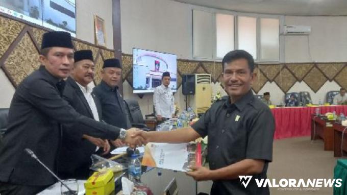 Juru Bicara Fraksi Berkarya Nasdem DPRD Padang, Helmi Moesim serahkan pandangan akhir fraksinya terhadap KUA PPAS Tahun 2024 pada Wakil Ketua DPRD Padang, Amril Amin dalam paripurna, Jumat. (humas)