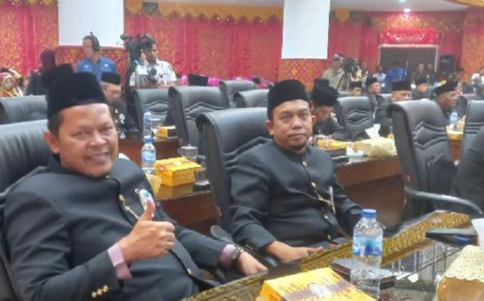 Ketua Fraksi PKS, Djunaidy Hendri dan Muharlion (anggota fraksi)  pada sidang paripurna istimewa perayaan Hari Jadi Kota Padang ke-354 tahun 2023, Senin.