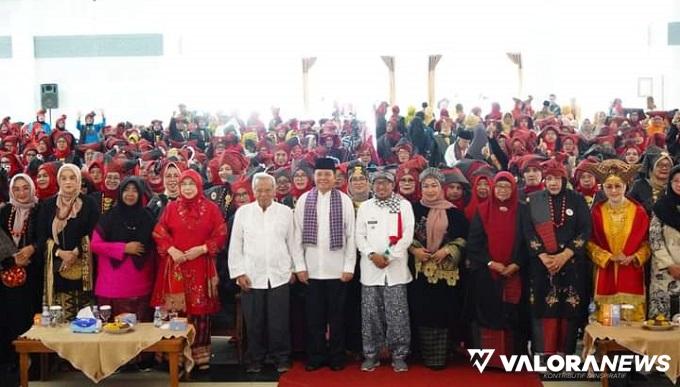 Bupati Tanah Datar, Eka Putra foto bersama BKLN di gedung Maharajo Dirajo Batusangkar, Jumat. (irfan taufik)