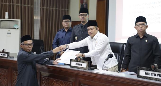 Ketua DPRD Bukttinggi, Benny Yusrial terima padangan fraksi terhadap KUA PPAS Bukittinggi tahun 2024.