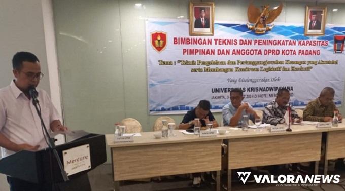 Sekretaris DPRD Padang, Hendrizal Azhar sampaikan laporan kegiatan.