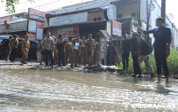 Genangan air di badan jalan, ditemukan Pj Wako Pekanbaru, Muflihun dan rombongan, pada kunjungan lapangan, Sabtu. (humas)