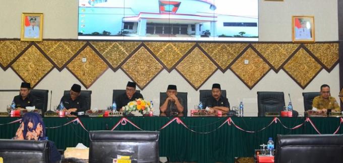 Pimpinan DPRD dan Wako serta Wawako Padang, saat pembukaan  rapat paripurna nota pengantar Ranperda Pertanggungjawaban Pelaksanaan APBD 2022.