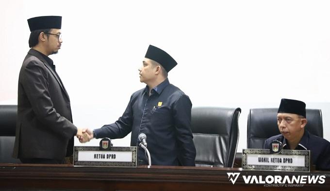 Wako Bukittinggi, Erman Safar menyalami Ketua DPRD Bukittinggi, Benny Yusrial usai menyampakan hantaran LKPj tahun 2023 pada rapat paripurna, Senin. (hamriadi)