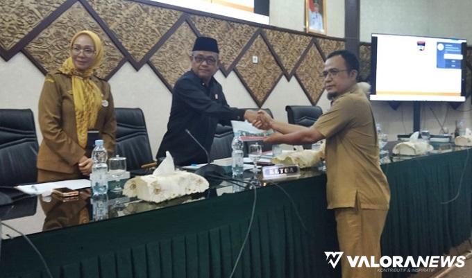 Sekwan Padang, Hendrizal Azhar menyerahkan hasil pembahasan 4 Ranperda pada Wakil Ketua, Arnedi Yarmen didampingi Corri Saidan (Asisten II) usai rapat paripurna, Senin. (humas)