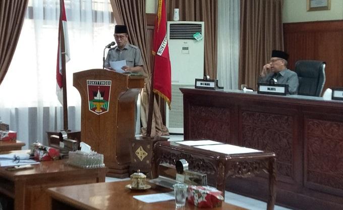 Wali Kota Bukittinggi, Erman Safar memberikan sambutan pada rapat paripurna DPRD Bukittinggi, Jumat. (hamriadi)