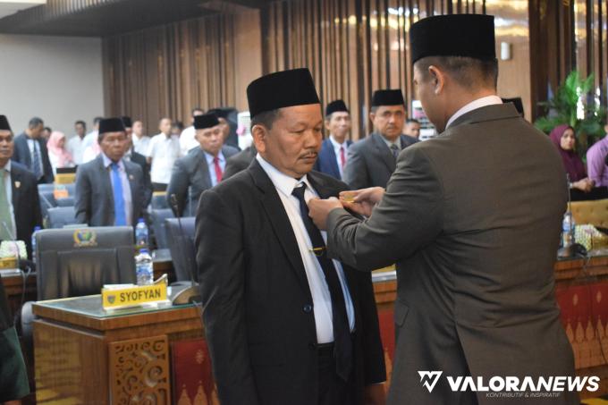 Ketua DPRD Ermizen memasang PIN anggota DPRD kepada Syofyan