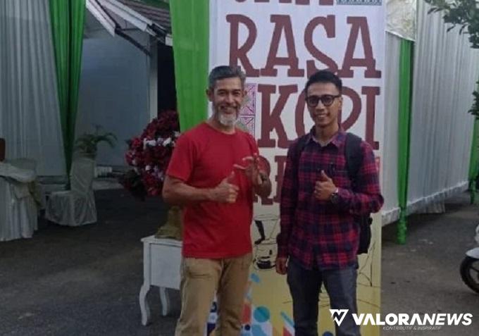 Fahrul Anizar bersama Asesor Certified BNSP dan Pemerhati Kopi, Surip Mawardi foto bersama usai Lomba Ragam Cita Rasa Kopi Premium di Politeknik Pertanian Negeri Payakumbuh, Rabu (15/11/2023). (humas)