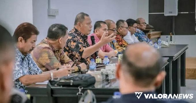 Anggota Bamus DPRD Sumbar, Afrizal sampaikan pertanyaan saat audiensi dengan Ketua DPRD Banten, dalam agenda kunjungan study koperatif, Kamis (9/11/2023). (humas)