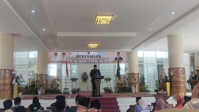 Sekda Padang, Andree Algamar sampaikan laporan pembangunan gedung baru DPRD Padang, pada peresmian Jumat siang.