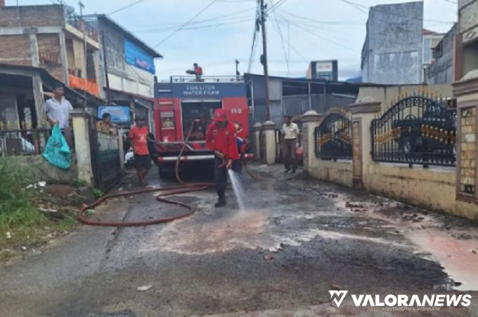 Damkar Bukittinggi dengan personil Regu Brama, melaksanakan pembersihan pascapenyembelihan hewan qurban di beberapa tempat di Kota Bukittinggi, 18 Juni 2024.