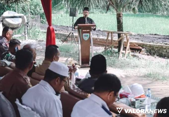 Bupati Rusma Yul Anwar, bersama Forkopimda, meletakkan batu pertama, pembangunan pengembangan Puskesmas Lumpo, Kecamatan IV Jurai, Senin (19/8/2024). FOTO: Dok Diskominfo Pessel