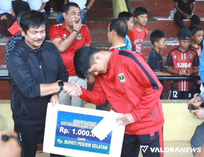 Open Turnamen Bupati Cup 2024, kategori U 13, U 15 dan U 17 di Kabupaten Pesisir Selatan (Pessel), Sumatera Barat, resmi dibuka Coach Indra Syafri. FOTO: Dok Diskominfo Pessel