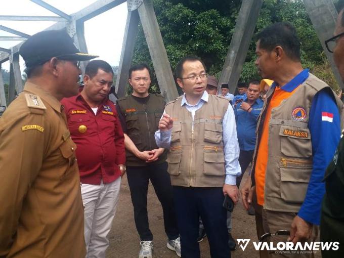 Pj Bupati Pessel, Era Sukma Munaf, bersama rombongan ICL Sinchuan China dan BPBD Sumatera Barat, melihat lokasi rencana dibangun EWS di Kampung Batu Bala, Nagari Gantiang Mudiek Utara, Sutera, Selasa (1/10/2024). FOTO: Dok Diskominfo Pessel