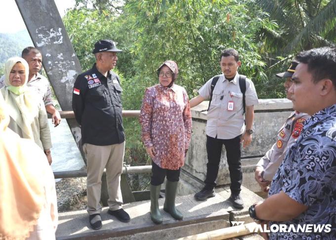 Menteri Sosial Tri Rismaharini melihat langsung kondisi masyarakat terkena bencana banjir dan longsor di Pessel, Sumbar,baru - baru ini. FOTO: Dok Diskominfo Pessel