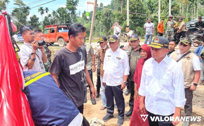 Menko PMK, Muhajir Effendi, meninjau lokasi bencana banjir dan longsor di Kabupaten Pessel Sumatera Barat, tepatnya di Kecamatan Koto XI Tarusan, Jumat (15/3/2024). FOTO: Dok Diskominfo Pessel
