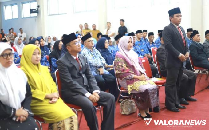 Bupati Rusma Yul Anwar, melantik 9 orang PTT Pratama, dan 46 orang Pejabat Administrator dan Pejabat Pengawas di Lingkungan Pemkab Pessel, Sumatera Barat, Jumat (9/8/2024). FOTO: Dok Diskominfo Pessel