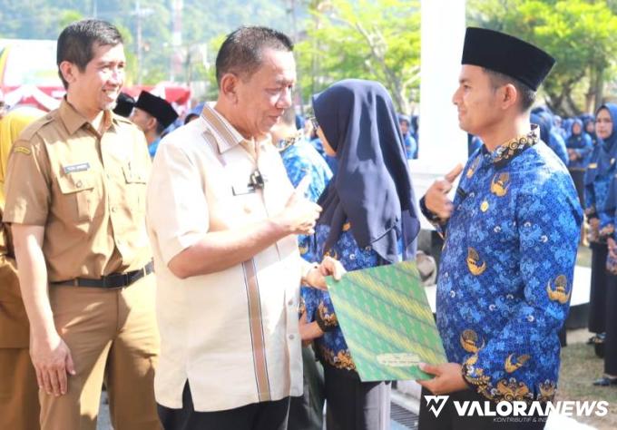 Bupati Rusma Yul Anwar menyerahkan SK PPPK, kepada 2.021 Tenaga Kesehatan dan Guru, Formasi Tahun 2023 di daerahnya, pada Senin 29 Juli 2024, lalu. FOTO: Dok Diskominfo Pessel