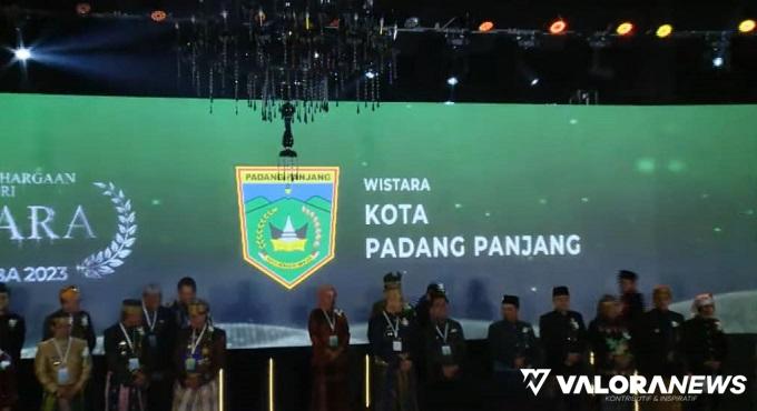 Pj Wako Padang Panjang, Sonny Budaya Putra bersama pemenang penghargaan Swasti Saba di Jakarta, Selasa malam.