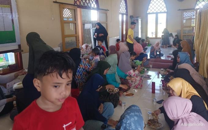 Ibu-ibu dan anak-anak ikut menikmati makan siang bersama di Mushalla Ali Bin Said, Kamis siang.